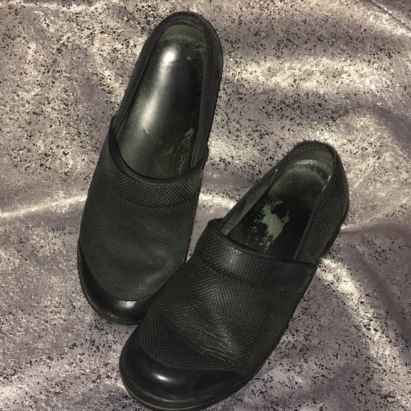 dansko slip resistant clogs